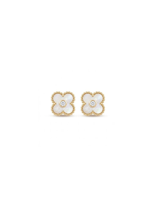pendientes pequeños en forma de flor blanca de nacar con circonita central y borde dorado