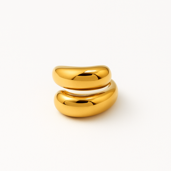 Anillo dorado modelo Abrazo con diseño envolvente en acero inoxidable
