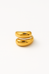 Anillo dorado modelo Abrazo con diseño envolvente en acero inoxidable