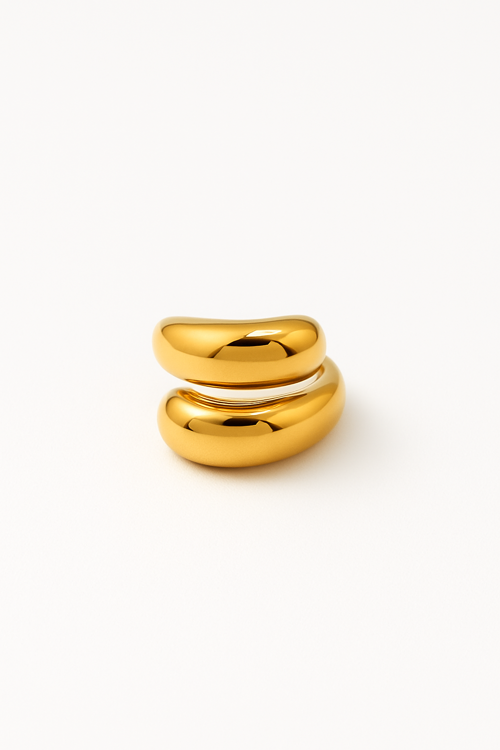 Anillo dorado modelo Abrazo con diseño envolvente en acero inoxidable