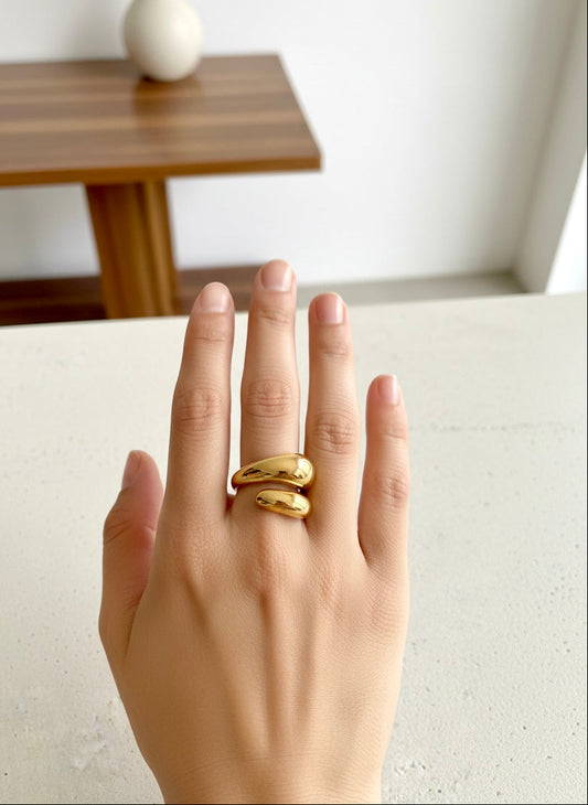 Anillo dorado modelo Abrazo con diseño envolvente en acero inoxidable sobre modelo