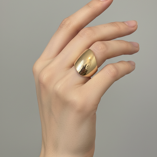 Anillo ancho bombé de acero con baño de oro 18K, acabado espejo