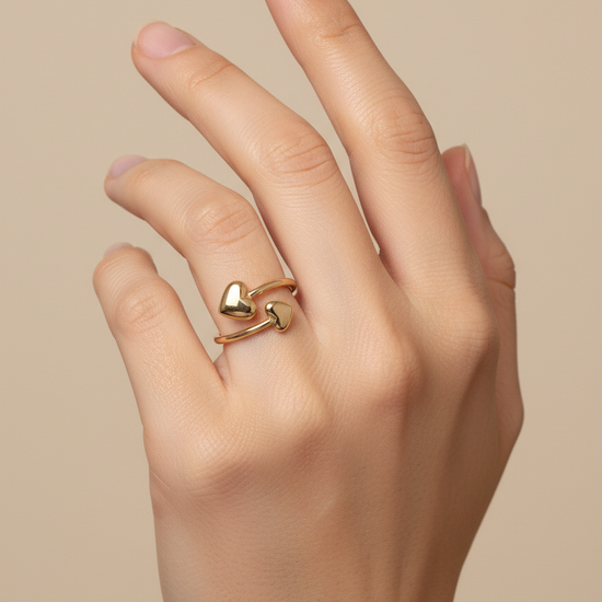 Anillo ajustable abierto con dos corazones en acero y baño de oro 18K sobre modelo