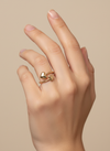 Anillo ajustable abierto con dos corazones en acero y baño de oro 18K sobre modelo