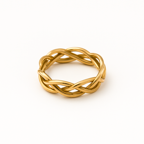 Anillo dorado modelo Corona en acero inoxidable con diseño elegante de 6 mm