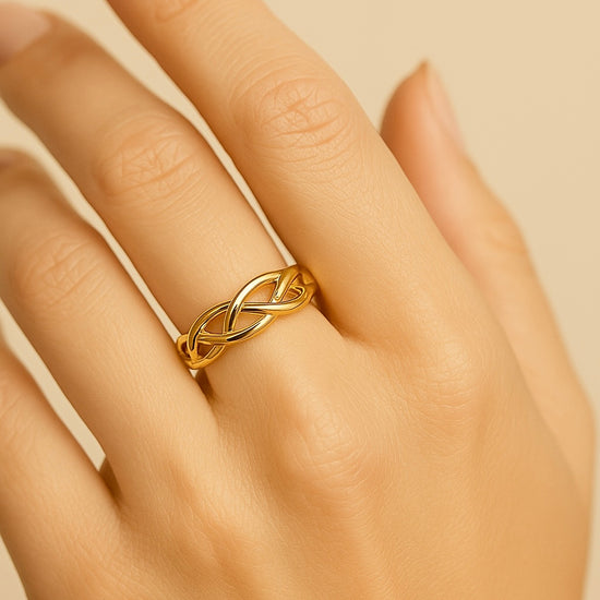 Anillo dorado modelo Corona en acero inoxidable con diseño elegante de 6 mm sobre modelo