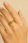 Anillo dorado modelo Corona en acero inoxidable con diseño elegante de 6 mm sobre modelo