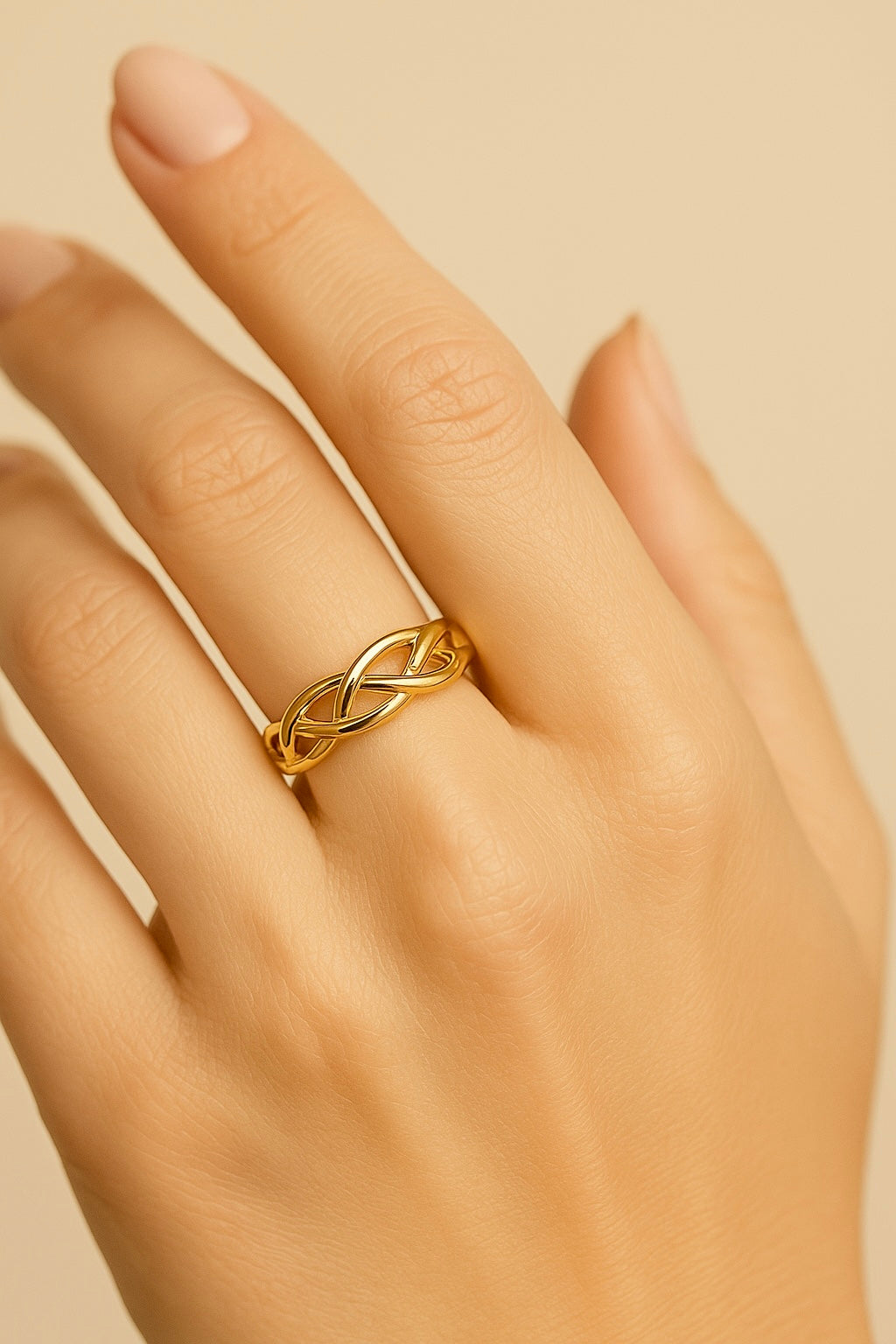 Anillo dorado modelo Corona en acero inoxidable con diseño elegante de 6 mm sobre modelo