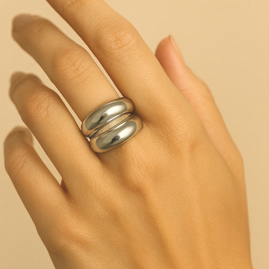 Anillo plateado Dos Lunas en acero inoxidable sobre modelo
