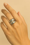 Anillo plateado Dos Lunas en acero inoxidable sobre modelo