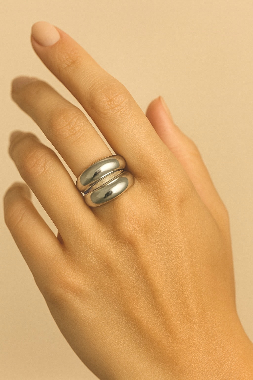 Anillo plateado Dos Lunas en acero inoxidable sobre modelo