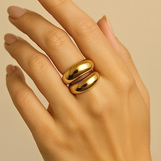 Anillo dorado Dos Lunas en acero inoxidable con baño de oro 18K sobre modelo