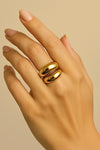 Anillo dorado Dos Lunas en acero inoxidable con baño de oro 18K sobre modelo