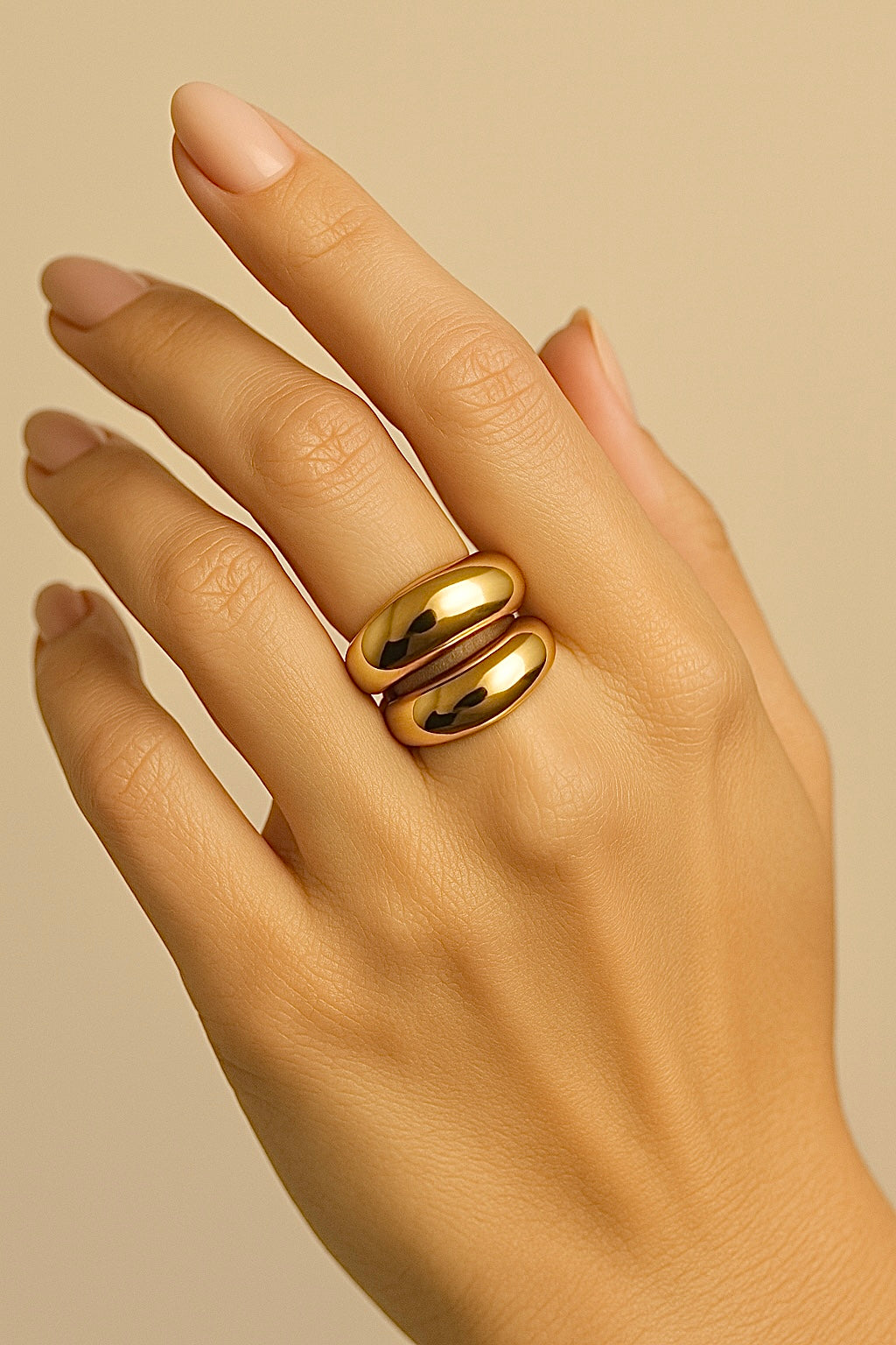 Anillo dorado Dos Lunas en acero inoxidable con baño de oro 18K sobre modelo