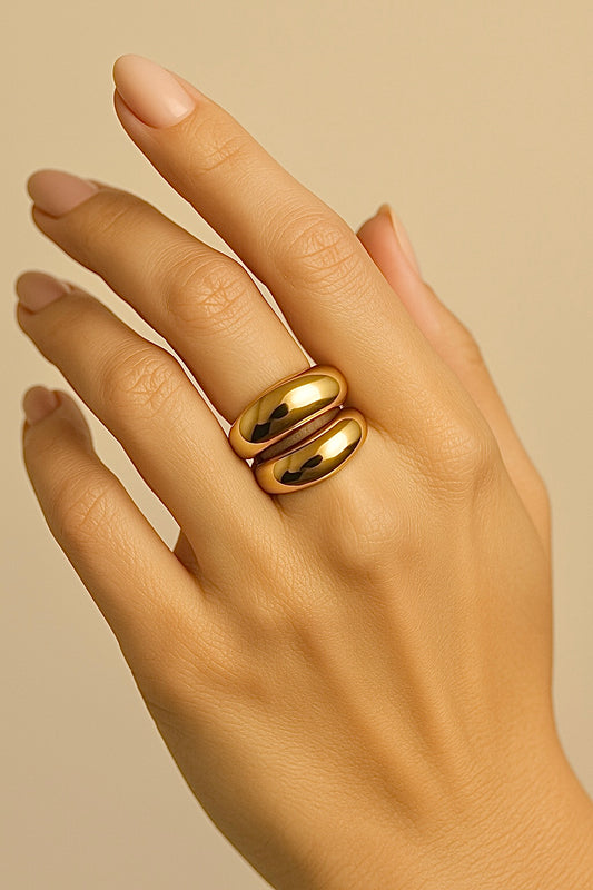 Anillo dorado Dos Lunas en acero inoxidable con baño de oro 18K sobre modelo