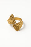 Anillo Lava dorado con textura martelé en acero inoxidable con baño de oro 18K