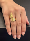 Anillo Lava dorado con textura martelé en acero inoxidable con baño de oro 18K sobre modelo