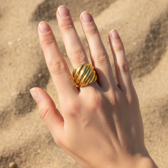 Anillo Élan dorado en acero inoxidable con baño de oro 18K sobre modelo