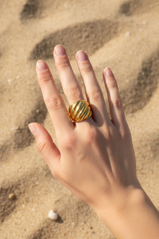 Anillo Élan dorado en acero inoxidable con baño de oro 18K sobre modelo
