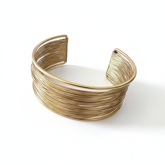 Brazalete ancho abierto efecto hilos dorados en acero con baño de oro 18K