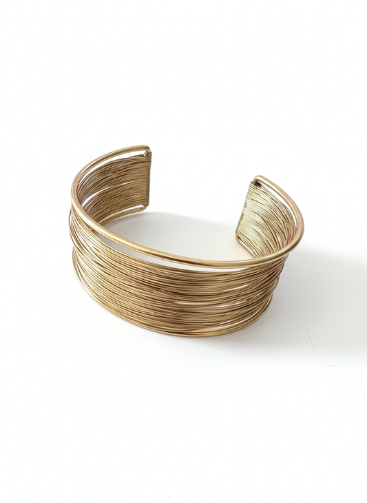 Brazalete ancho abierto efecto hilos dorados en acero con baño de oro 18K