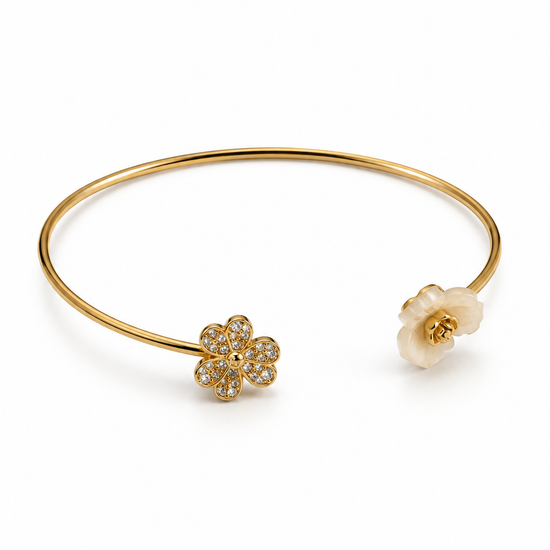 Pulsera Dúo Floral Encantado BRAVATA, detalle 4: pulsera rígida abierta con dos flores en los extremos; una flor con cinco pétalos rojos facetados y centro dora
