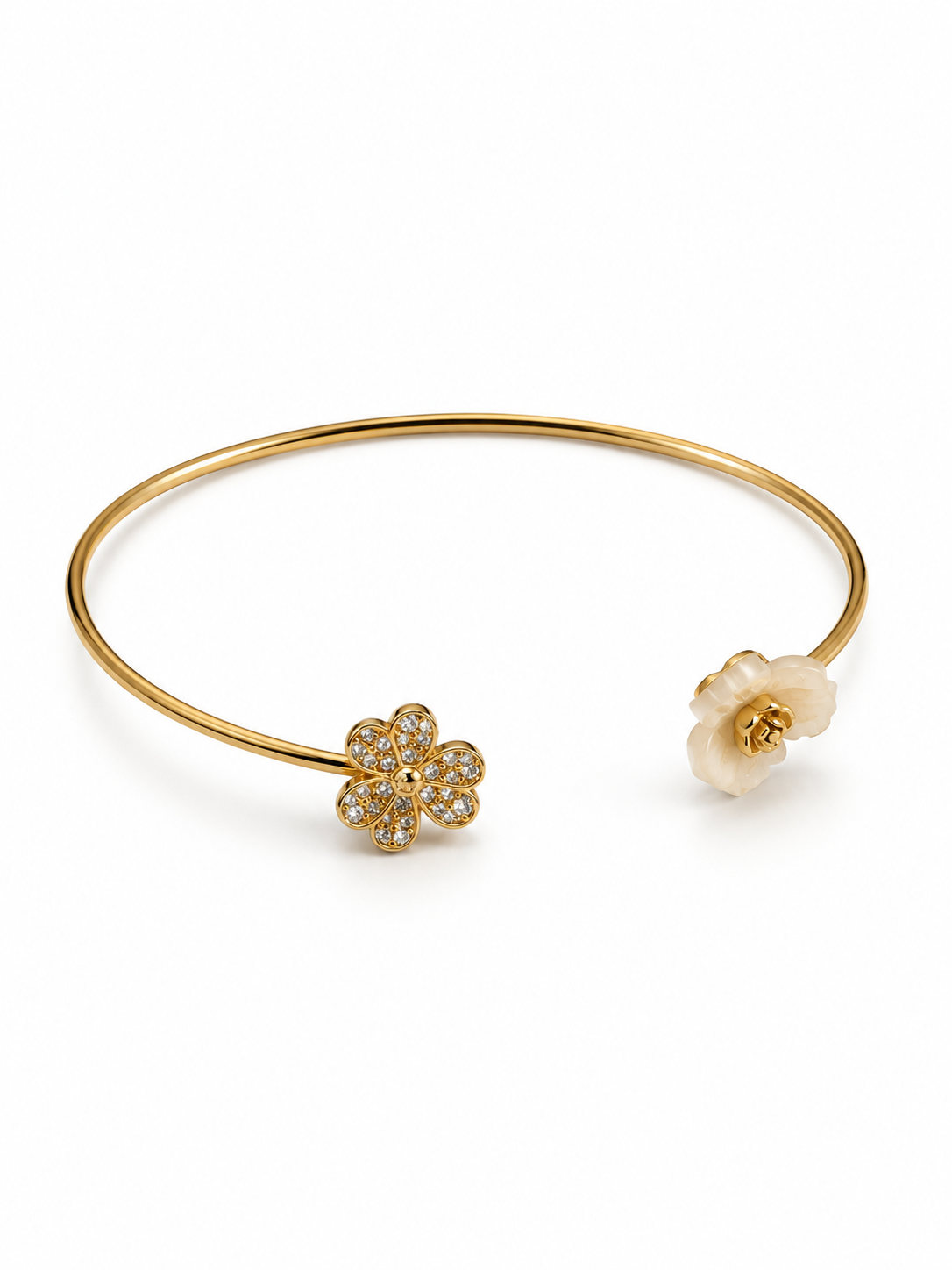 Pulsera Dúo Floral Encantado BRAVATA, detalle 4: pulsera rígida abierta con dos flores en los extremos; una flor con cinco pétalos rojos facetados y centro dora