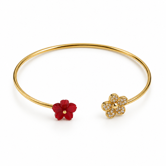 Pulsera Dúo Floral Encantado BRAVATA, detalle 1: pulsera rígida abierta con dos flores en los extremos; una flor con cinco pétalos rojos facetados y centro dora