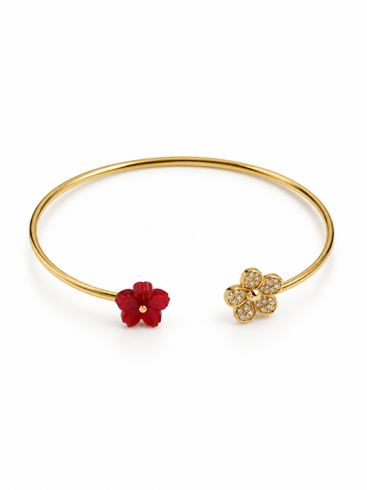 Pulsera Dúo Floral Encantado BRAVATA, detalle 1: pulsera rígida abierta con dos flores en los extremos; una flor con cinco pétalos rojos facetados y centro dora