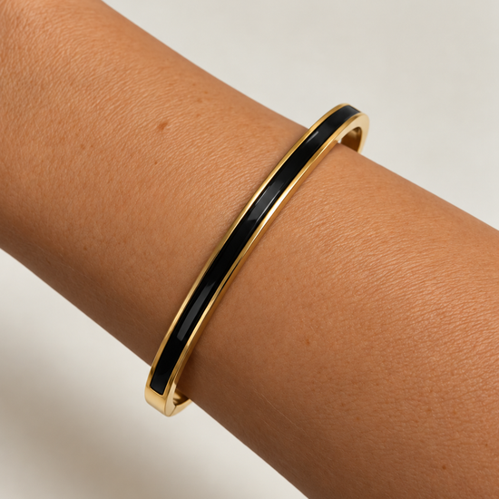 Brazalete Elegancia Onyx Dorado BRAVATA, detalle 2: banda rígida lisa con inserto negro central