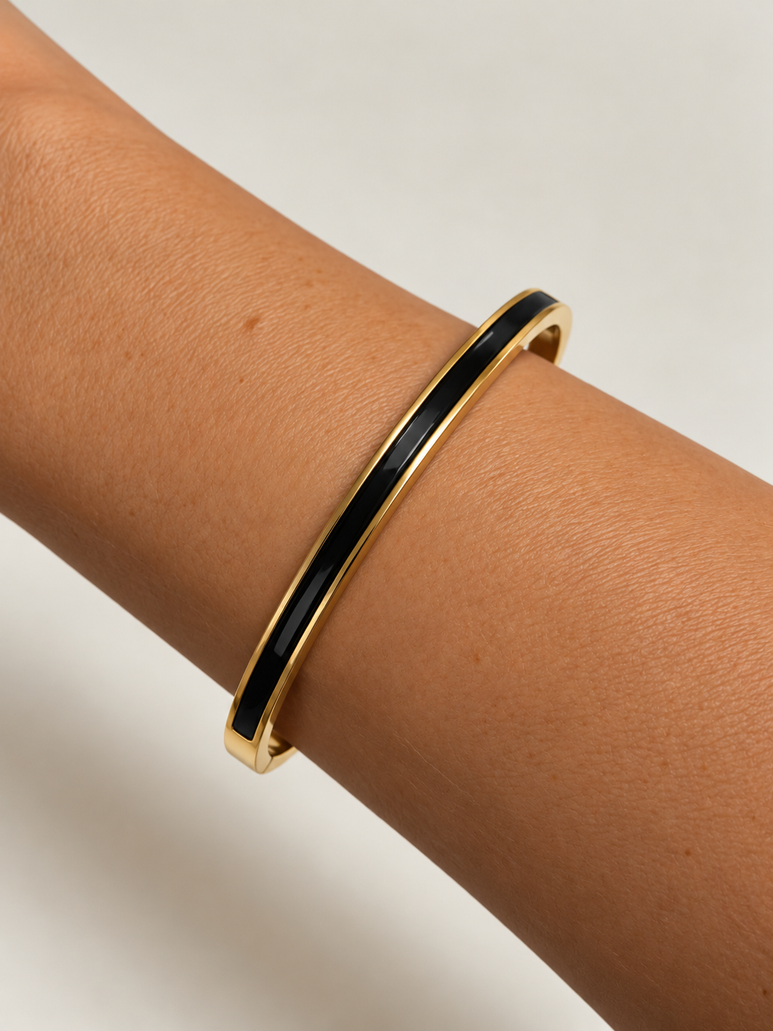 Brazalete Elegancia Onyx Dorado BRAVATA, detalle 2: banda rígida lisa con inserto negro central