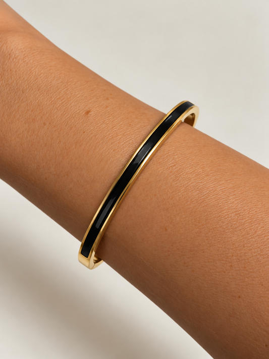Brazalete Elegancia Onyx Dorado BRAVATA, detalle 2: banda rígida lisa con inserto negro central