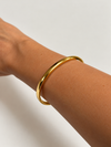 Pulsera Esbelta Dorada BRAVATA, detalle 2: pulsera rígida de sección rectangular con cierre invisible