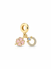 Charm dorado con trébol rosa y herradura con circonitas, en acero con baño de oro 18K