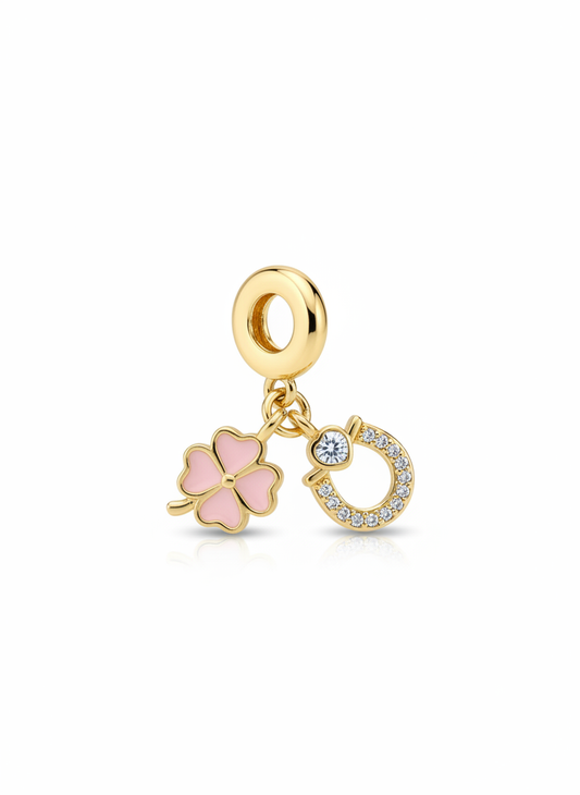 Charm dorado con trébol rosa y herradura con circonitas, en acero con baño de oro 18K