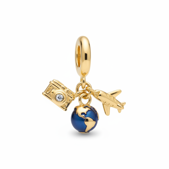 Charm dorado con globo azul, cámara con circonita y avión en acero con baño de oro 18K