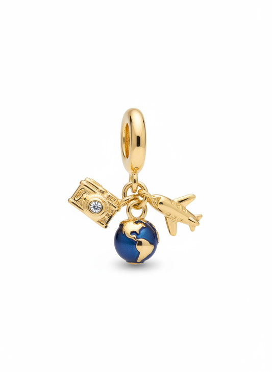 Charm dorado con globo azul, cámara con circonita y avión en acero con baño de oro 18K