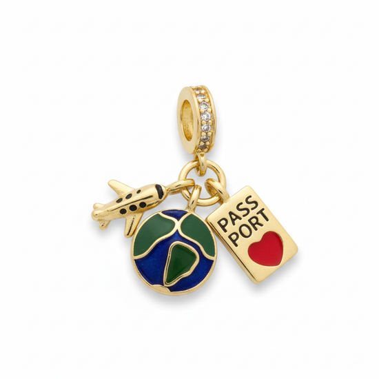 Charm dorado con pasaporte, mundo azul-verde y avión, aro con circonitas en acero con baño de oro 18K
