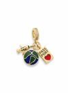 Charm dorado con pasaporte, mundo azul-verde y avión, aro con circonitas en acero con baño de oro 18K