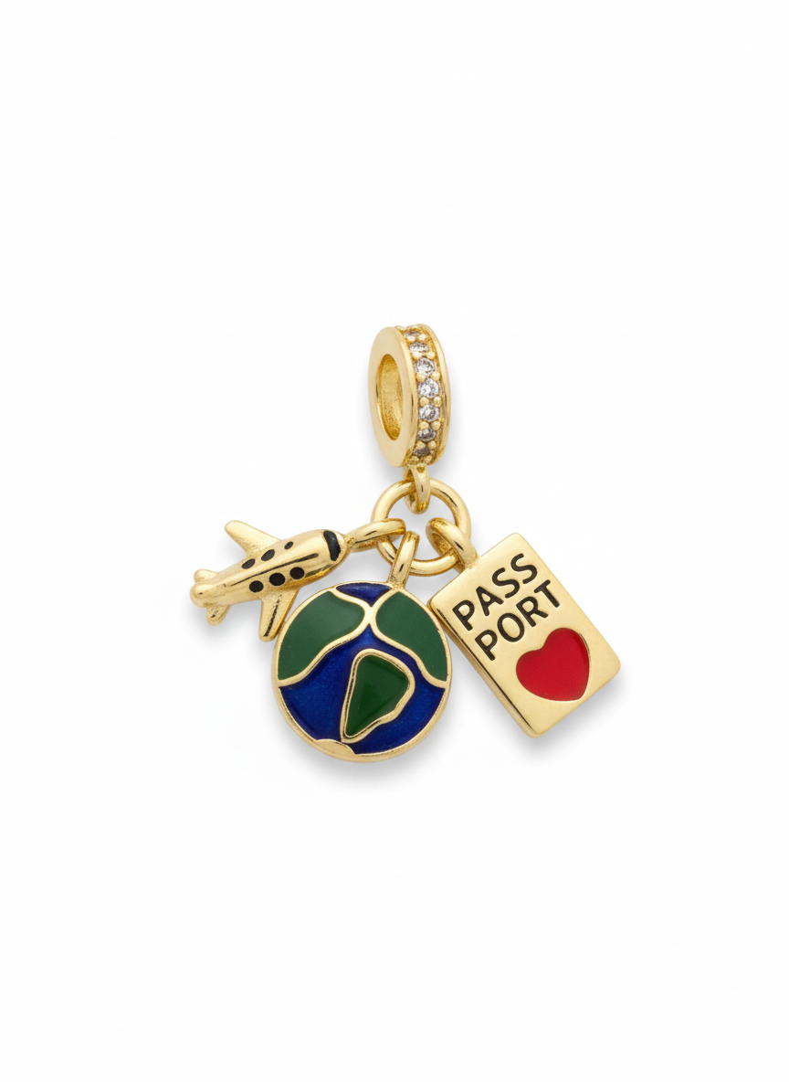 Charm dorado con pasaporte, mundo azul-verde y avión, aro con circonitas en acero con baño de oro 18K