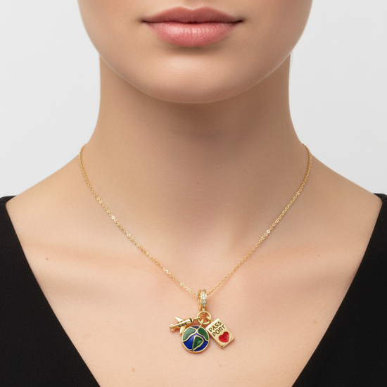 Charm dorado con pasaporte, mundo azul-verde y avión, aro con circonitas en acero con baño de oro 18K sobre modelo