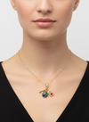 Charm dorado con pasaporte, mundo azul-verde y avión, aro con circonitas en acero con baño de oro 18K sobre modelo