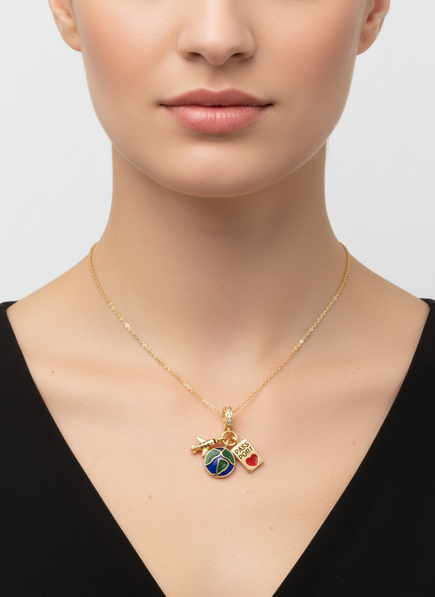 Charm dorado con pasaporte, mundo azul-verde y avión, aro con circonitas en acero con baño de oro 18K sobre modelo