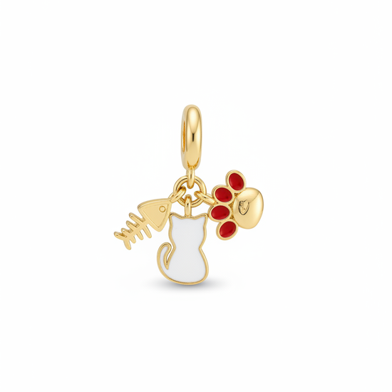 Charm dorado con gato blanco, huella roja y espina de pez en acero con baño de oro 18K
