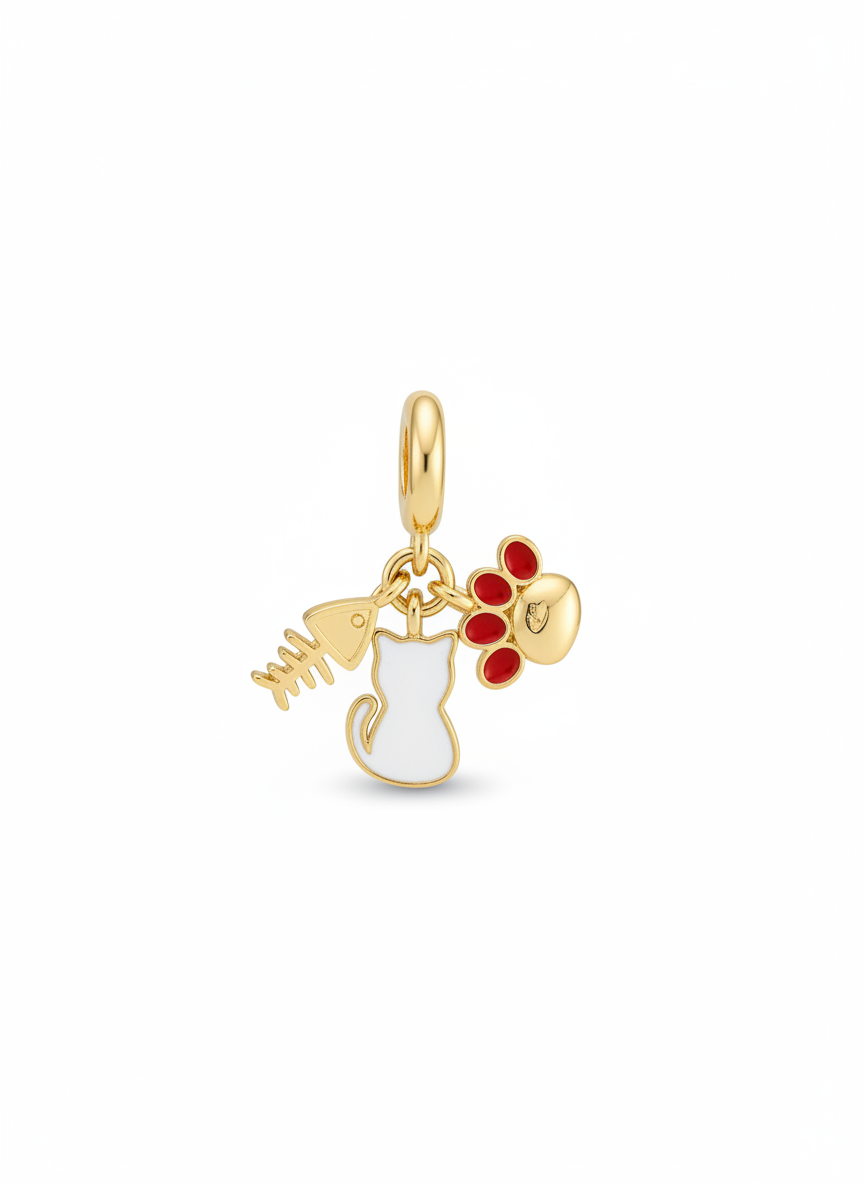Charm dorado con gato blanco, huella roja y espina de pez en acero con baño de oro 18K