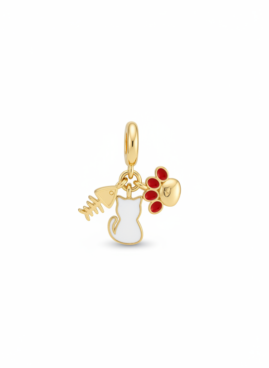 Charm dorado con gato blanco, huella roja y espina de pez en acero con baño de oro 18K