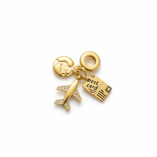 Charm dorado con avión, mundo y postal con circonitas, en acero con baño de oro 18K