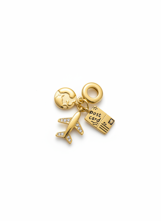 Charm dorado con avión, mundo y postal con circonitas, en acero con baño de oro 18K