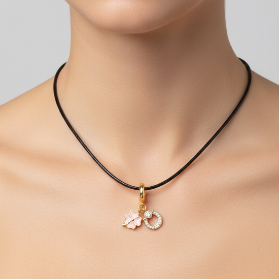 Charm dorado con trébol rosa y herradura con circonitas, en acero con baño de oro 18K sobre modelo