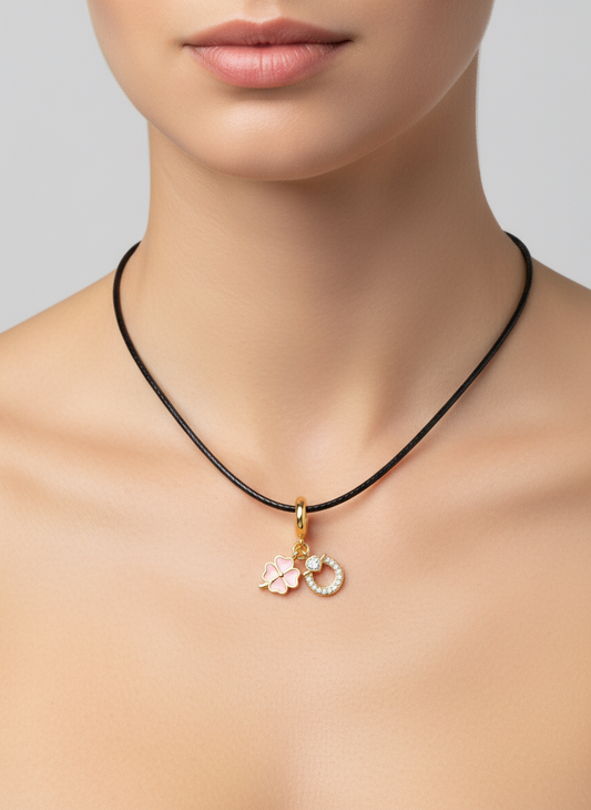 Charm dorado con trébol rosa y herradura con circonitas, en acero con baño de oro 18K sobre modelo